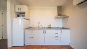 Kühlschrank, Mikrowelle, Toaster, Kochgeschirr/Geschirr/Besteck