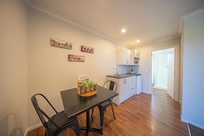 Dining - Dusky Mustering Unit - Te Anau Holiday Home (Te Anau)