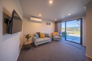 Living area - Dusky Mustering Unit - Te Anau Holiday Home (Te Anau)