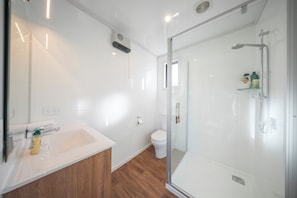 Bathroom - Dusky Mustering Unit - Te Anau Holiday Home (Te Anau)