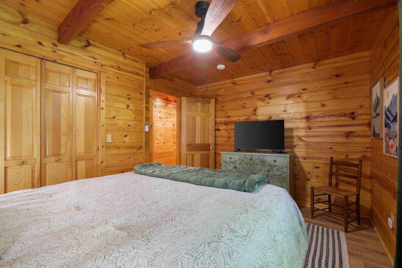 4 bedrooms, desk, iron/ironing board, travel crib