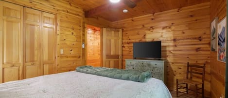 4 bedrooms, desk, iron/ironing board, travel crib