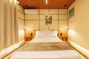 Appartement in Japanse stijl, veranda, uitzicht op de stad | Een bureau, een laptopwerkplek, een strijkplank/strijkijzer, gratis wifi