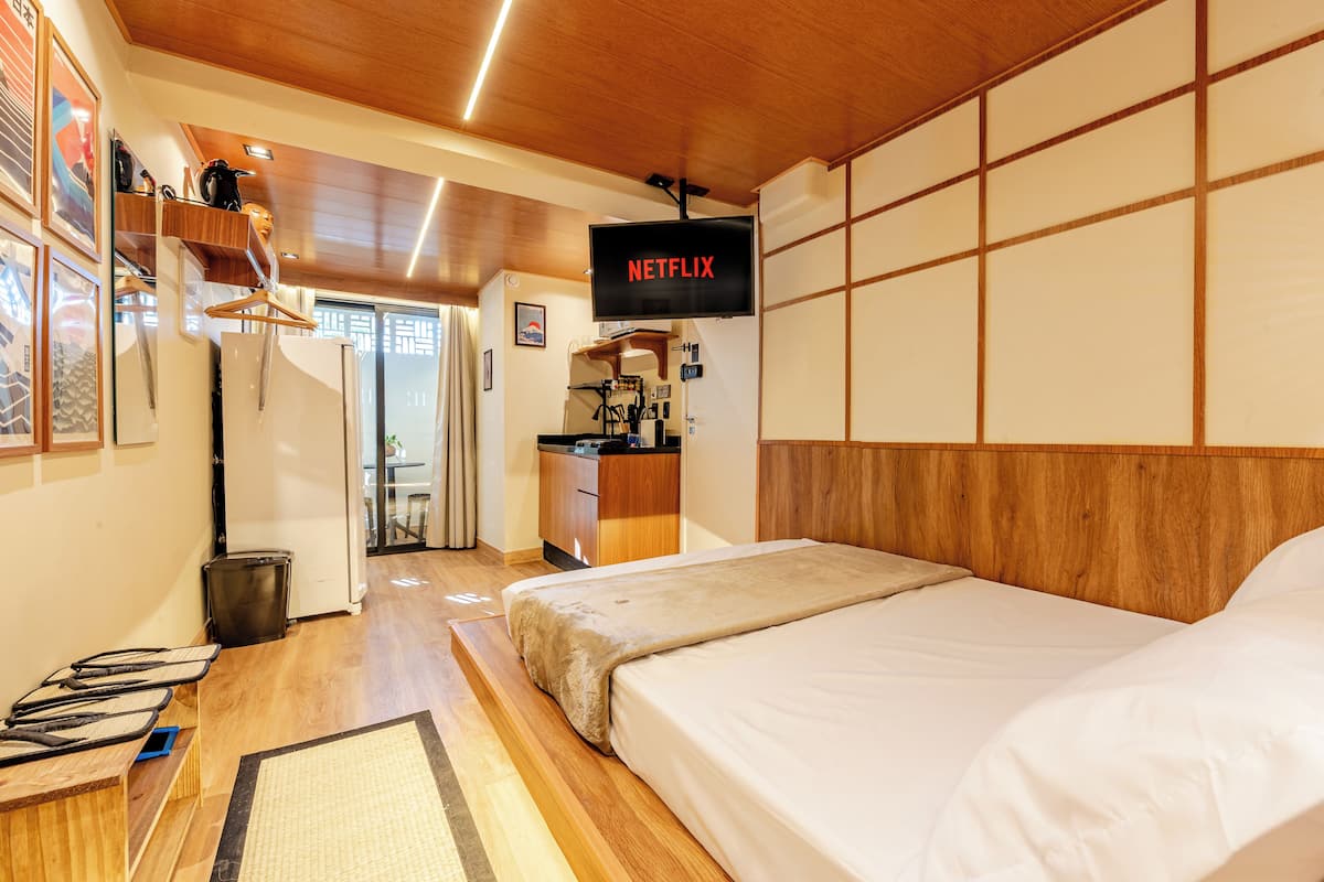 Exclusive-huoneisto, 1 parisänky, terassi, kaupunkinäköala | Ylelliset vuodevaatteet, memory foam -patjalliset sängyt, työpöytä