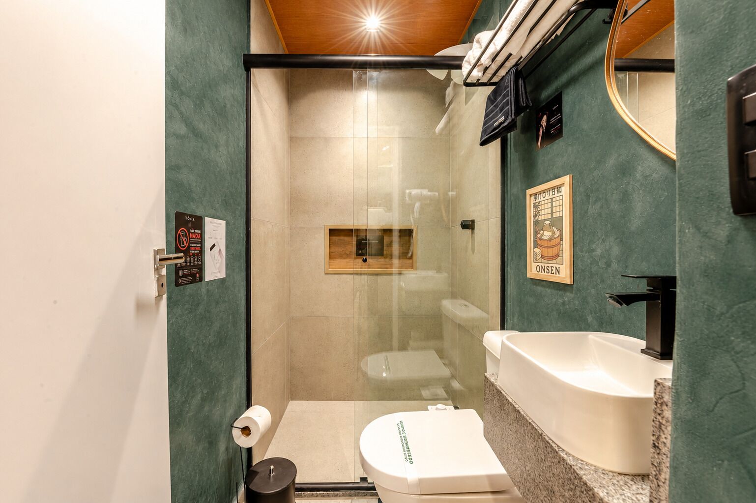 Exclusive-lejlighed - 1 dobbeltseng - eget badeværelse - udsigt til gårdsplads | Badeværelse | Bruser, gratis toiletartikler, hårtørrer, hjemmesko