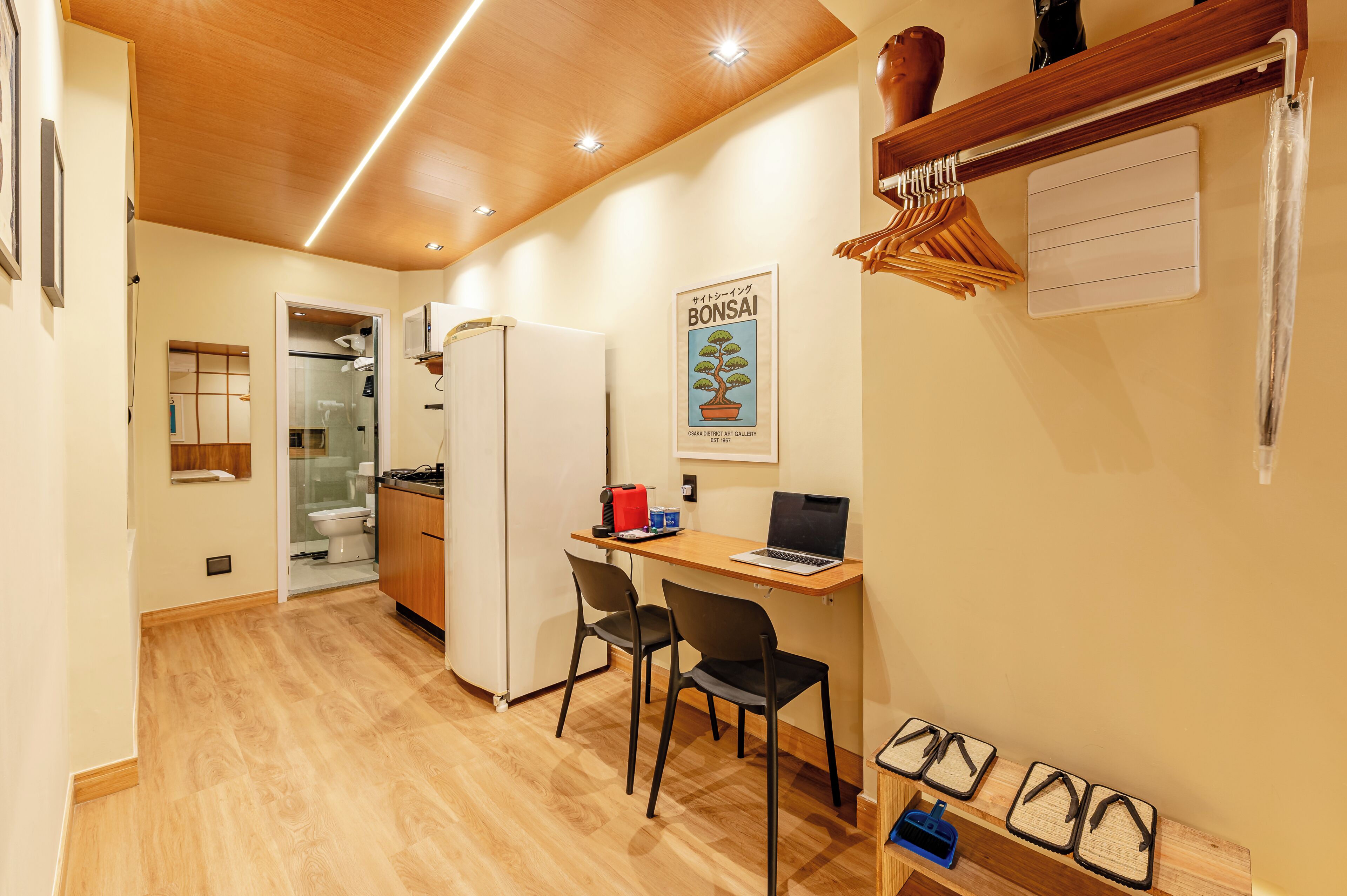 Departamento exclusivo, 1 cama matrimonial, baño en la habitación, vista al patio | Área de sala de estar | Smart TV de 32 pulgadas con canales vía satélite y Netflix 
