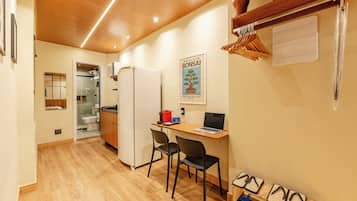 Departamento exclusivo, 1 cama matrimonial, baño en la habitación, vista al patio | Área de sala de estar | Smart TV de 32 pulgadas con canales vía satélite y Netflix