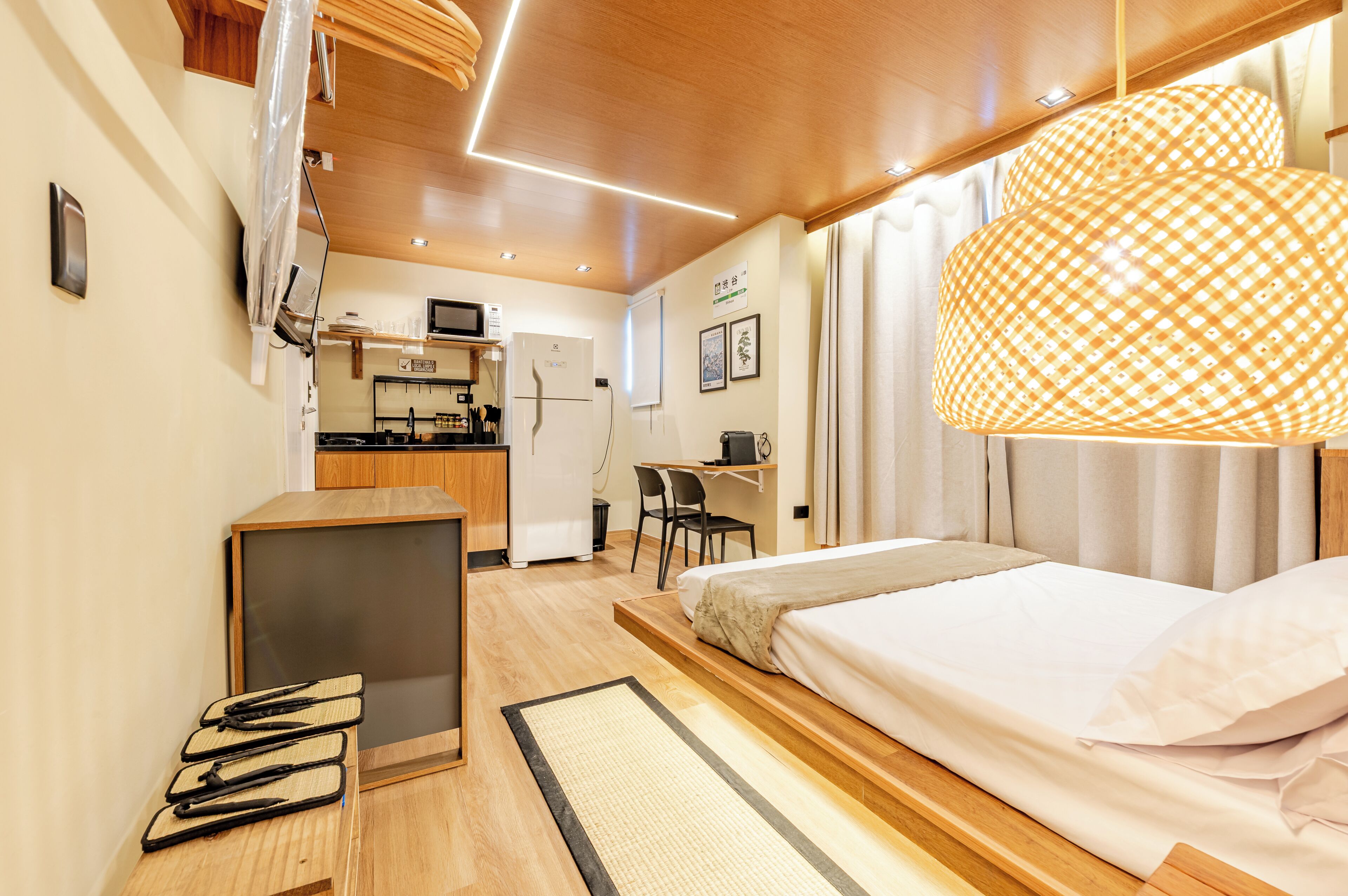 Apartemen Eksklusif | Meja kerja, ruang kerja ramah laptop, dan setrika/meja setrika