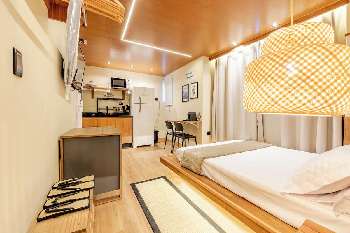 Exclusive-huoneisto, 1 parisänky, kylpyhuone makuuhuoneen yhteydessä, kaupunkinäköala | Ylelliset vuodevaatteet, memory foam -patjalliset sängyt, työpöytä