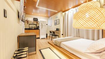 Apartemen Eksklusif | Meja kerja, ruang kerja ramah laptop, dan setrika/meja setrika