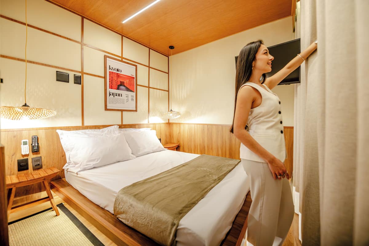 Exclusive-huoneisto, 1 parisänky, terassi, näköala pihalle | Ylelliset vuodevaatteet, memory foam -patjalliset sängyt, työpöytä