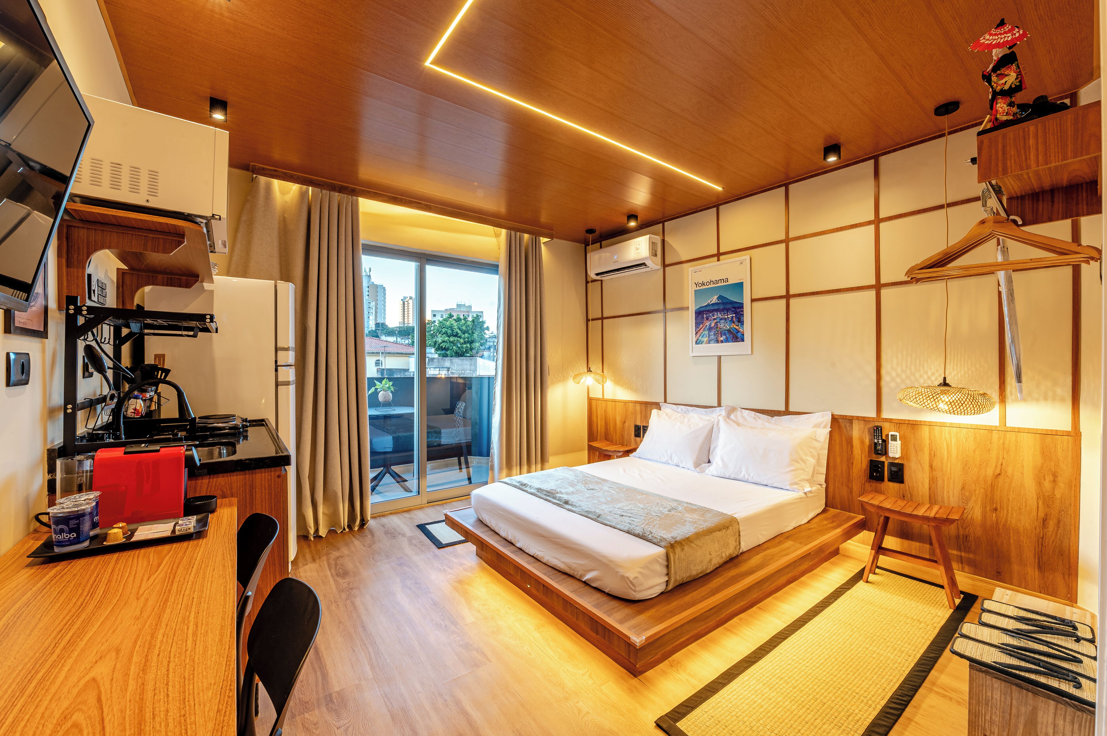 Apartemen Eksklusif | Meja kerja, ruang kerja ramah laptop, dan setrika/meja setrika