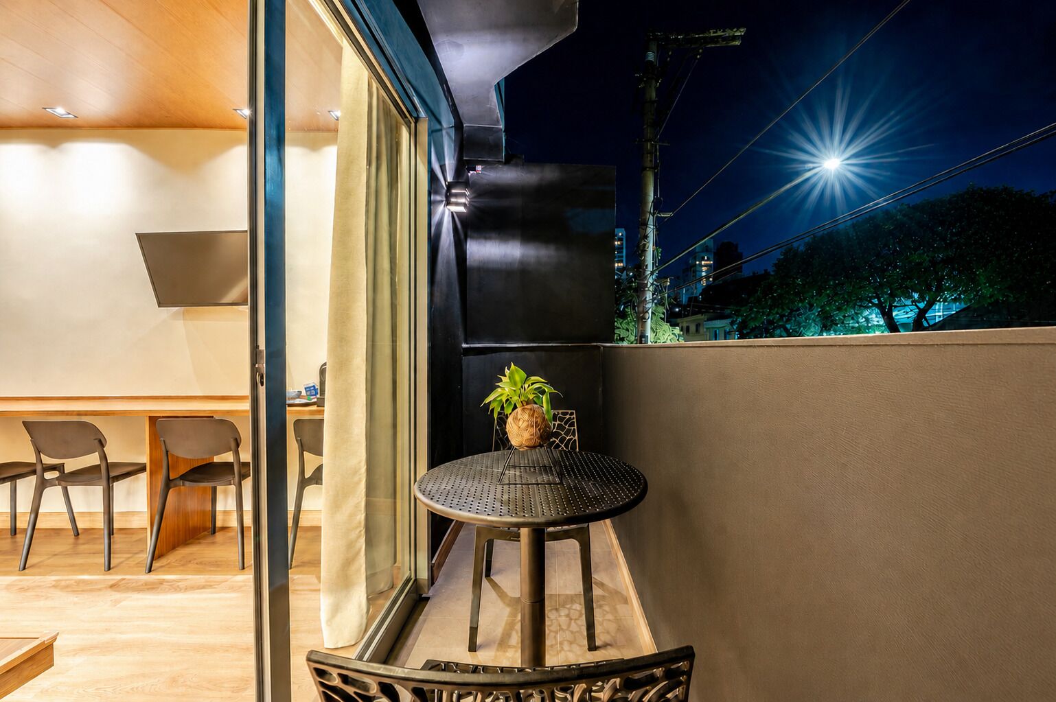 Lejlighed i japansk stil - hawaiiansk terrasse - byudsigt | Udendørs spisemuligheder