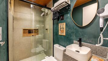 Lejlighed i japansk stil - hawaiiansk terrasse - byudsigt | Badeværelse | Bruser, gratis toiletartikler, hårtørrer, hjemmesko