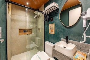 Appartement in Japanse stijl, veranda, uitzicht op de stad | Badkamer | Een douche, gratis toiletartikelen, een haardroger, pantoffels