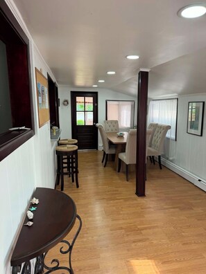 Dining - HISTORIC WATERFRONT 2 Bedrooms/4 beds in Chesapeake City with AC (Chesapeake City)