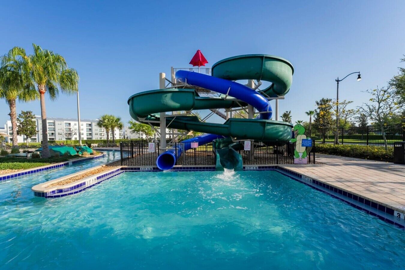 Un parc aquatique doté de plusieurs toboggans et d’une piscine.