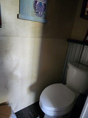Douche, serviettes fournies, savon, papier de toilette