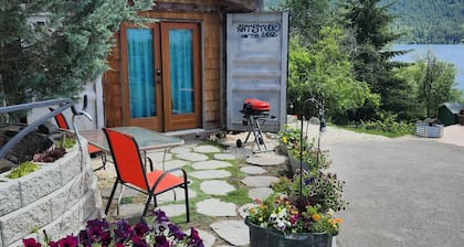 Lakefront Art Studio. Pet Friendly!