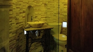 Camera doppia, balcone, vista città | Bagno