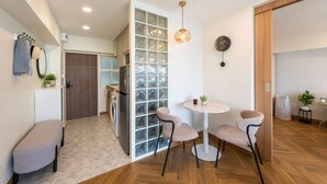 Una cocina moderna con refrigerador, pileta y pared divisoria de vidrio.