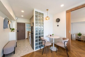 A modern kitchen with a refrigerator, a sink, and a glass partition wall. - 49sqm 1BR in Thonglor, pool and workspace (Watthana)