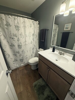 Bathroom - Charming Acworth Retreat with easy access to Food, Fun, and Family Activities! (Acworth)