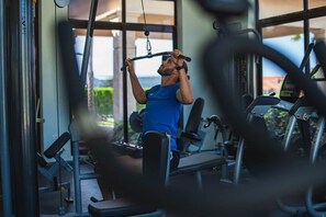 A gym with exercise equipment, including a pull-up bar and weight machines. - Gated Gold Coast 1BR, 75 m², 3 pools, near Malmok (Noord)