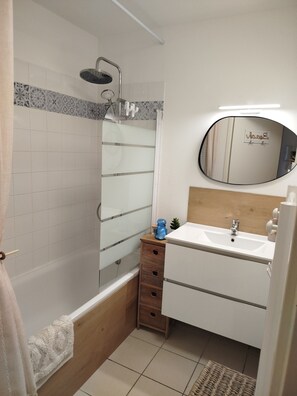 Hair dryer, towels, soap, toilet paper - Vrbo Property (Fécamp)