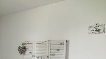 1 slaapkamer, een strijkplank/strijkijzer, beddengoed
