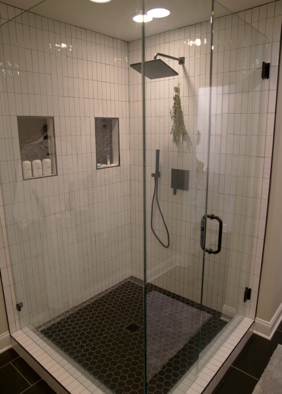 Douche, séchoir à cheveux, serviettes fournies, savon