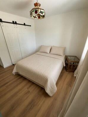 3 bedrooms, iron/ironing board, WiFi, bed sheets