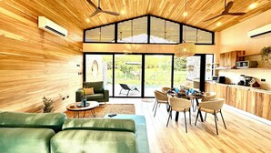 Ein modernes Interieur mit Holzwänden, einem Essbereich und einer Küche.