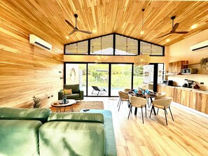 Ein modernes Interieur mit Holzwänden, einem Essbereich und einer Küche.