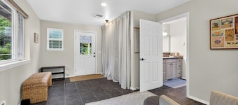 Edgefield Farmhouse by Avantstay Hot Tub + Firepit + 5 Private Acres Trailhead + Forts Nearby