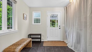 Interior - Edgefield Farmhouse by Avantstay 5-acre Estate Private Trail Access + Hot Tub + Fire Pit + Views (Coupeville)