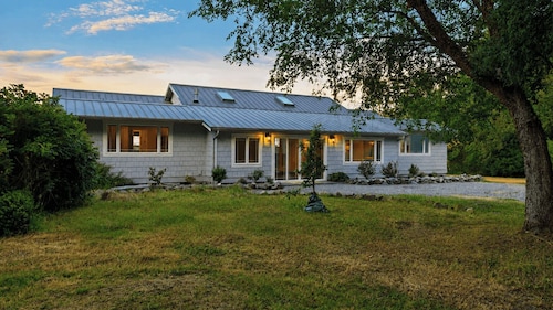 Edgefield Farmhouse by Avantstay 5-acre Estate Private Trail Access + Hot Tub + Fire Pit + Views