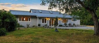 Edgefield Farmhouse by Avantstay 5-acre Estate Private Trail Access + Hot Tub + Fire Pit + Views