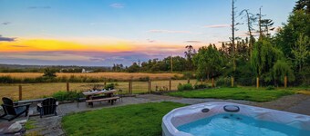 Edgefield Farmhouse by Avantstay 5-acre Estate Private Trail Access + Hot Tub + Fire Pit + Views