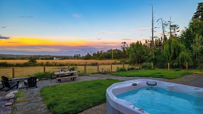 Edgefield Farmhouse by Avantstay Hot Tub + Firepit + 5 Private Acres Trailhead + Forts Nearby