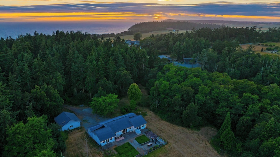 Edgefield Farmhouse by Avantstay 5-acre Estate Private Trail Access + Hot Tub + Fire Pit + Views
