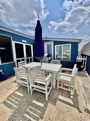Outdoor dining - Mystic Island Lagoon Front Escape with Private Dock and Hot Tub ⚓️☀️ (Little Egg Harbor Township)