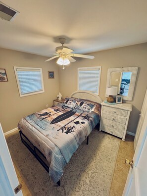 3 bedrooms, iron/ironing board, free WiFi - Mystic Island Lagoon Front Escape with Private Dock and Hot Tub ⚓️☀️ (Little Egg Harbor Township)