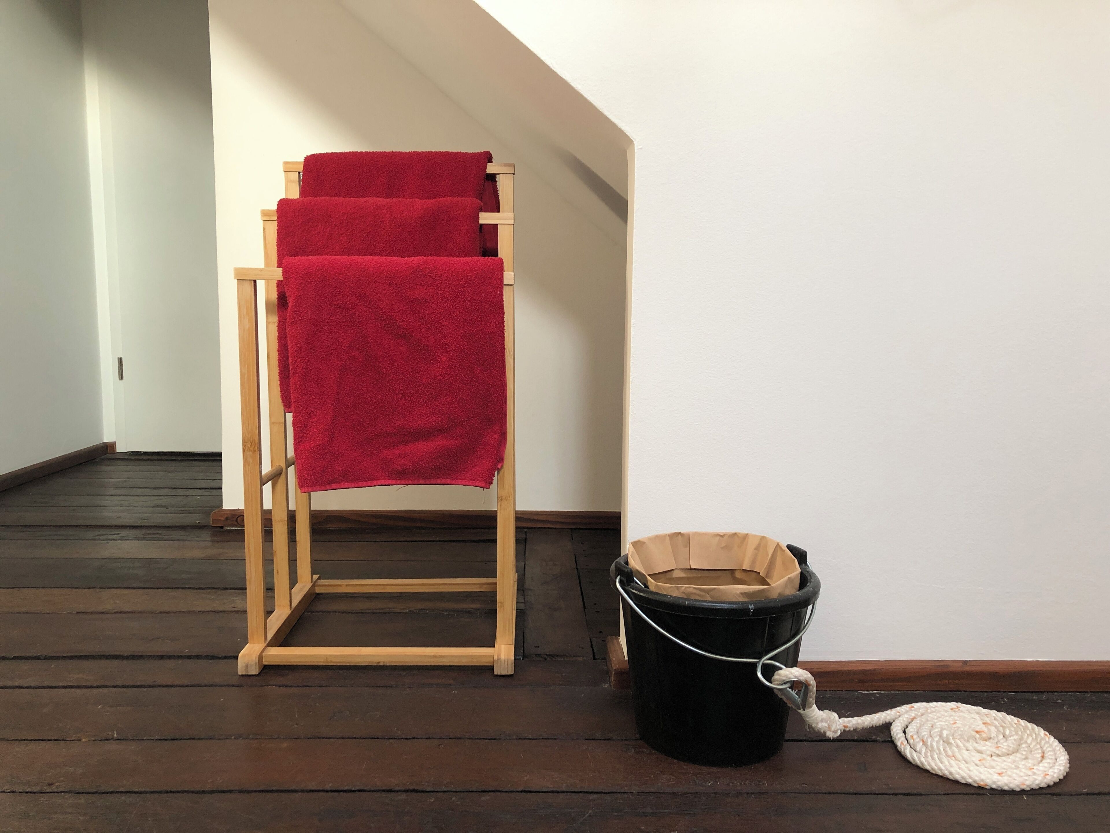 Habitación cuádruple, vistas al puerto | Sistema de insonorización, tabla de planchar con plancha, wifi gratis