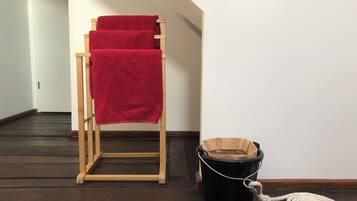 Habitación cuádruple, vistas al puerto | Sistema de insonorización, tabla de planchar con plancha, wifi gratis