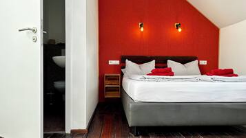 Doppelzimmer, Flussblick | Schallisolierte Zimmer, Bügeleisen/Bügelbrett, kostenloses WLAN
