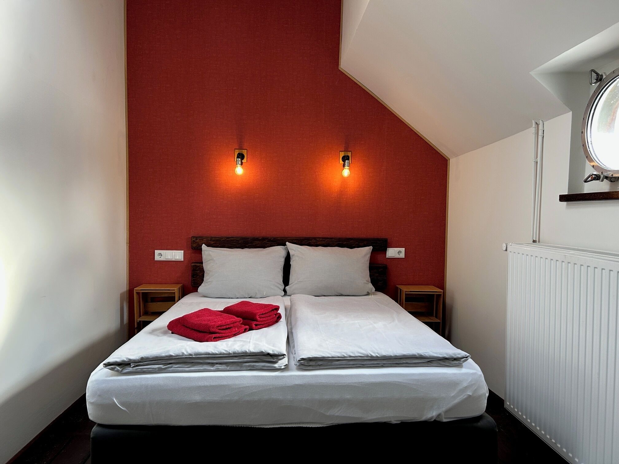 Doppelzimmer, Flussblick | Schallisolierte Zimmer, Bügeleisen/Bügelbrett, kostenloses WLAN