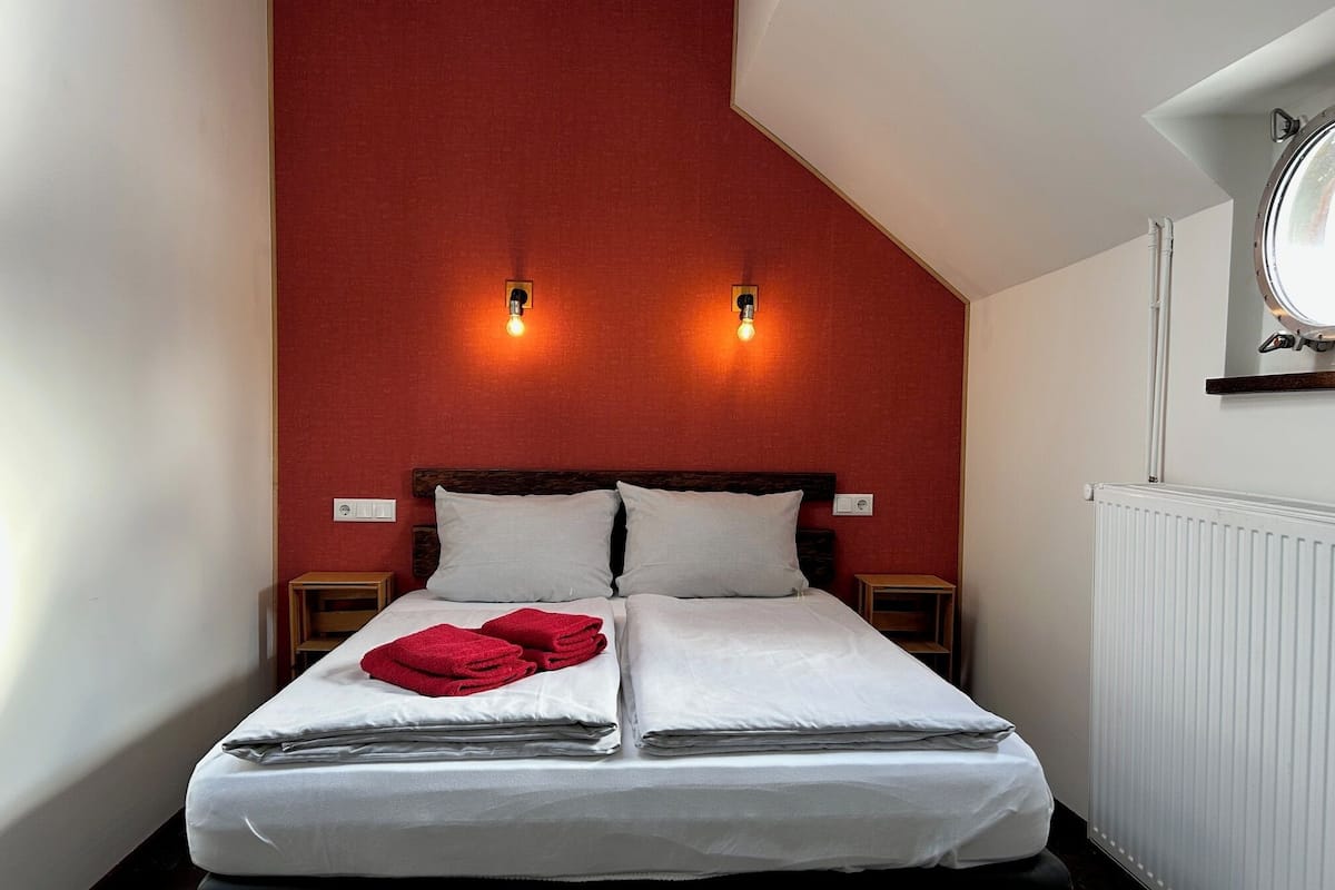 Double Room, River View | Soundproofing, iron/ironing board, WiFi (free)
