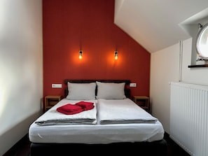Double Room, River View | Soundproofing, iron/ironing board, WiFi (free) - Kanal77 (Hamburg)