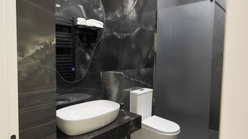 Habitación individual económica, balcón, vistas al río | Baño | Ducha, secador de pelo, toallas y jabón
